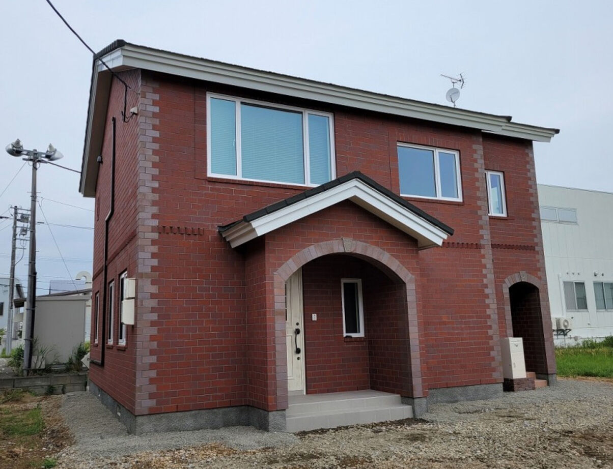 小林住工 【レンガの家／２階LDK／店舗併用住宅】お気に入りのレンガの外観。ロフト付きで収納充実+家事ラク！の建築実例画像