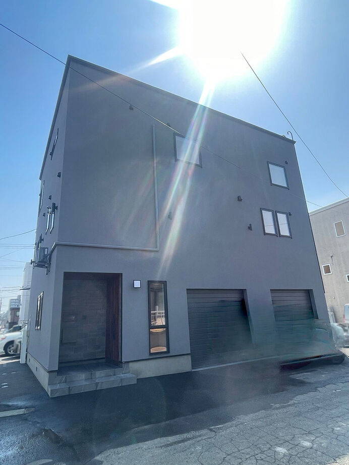 小林住工 【ビルトインガレージ／吹抜け／３階建て】職人技で、ホテルライクの「ライク」を超えた住まいが誕生の建築実例画像1