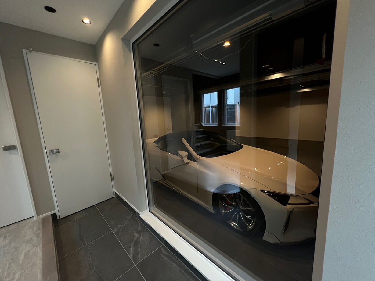 小林住工 【ビルトインガレージ／吹抜け／３階建て】職人技で、ホテルライクの「ライク」を超えた住まいが誕生の建築実例画像2