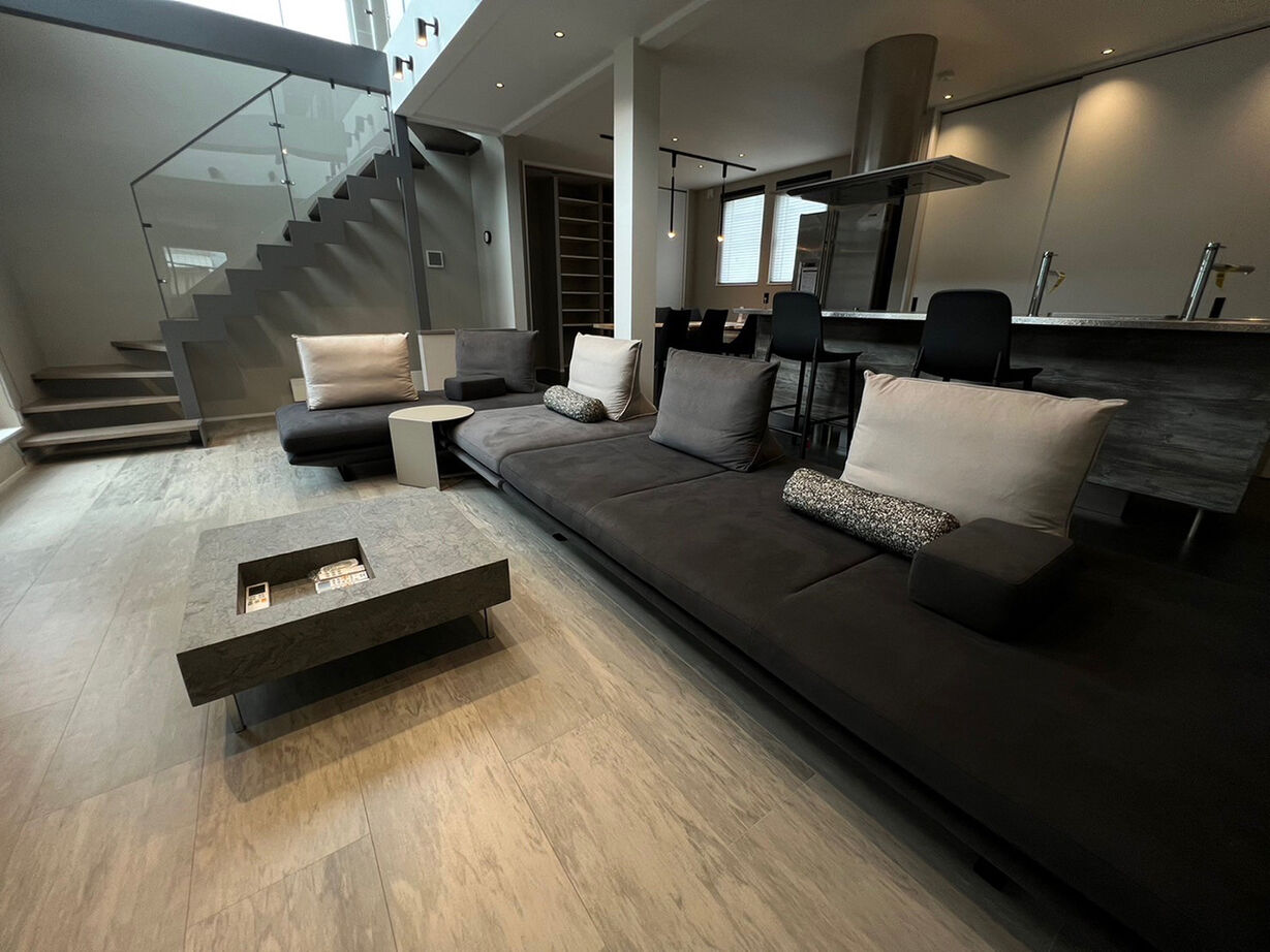 小林住工 【ビルトインガレージ／吹抜け／３階建て】職人技で、ホテルライクの「ライク」を超えた住まいが誕生の建築実例画像3