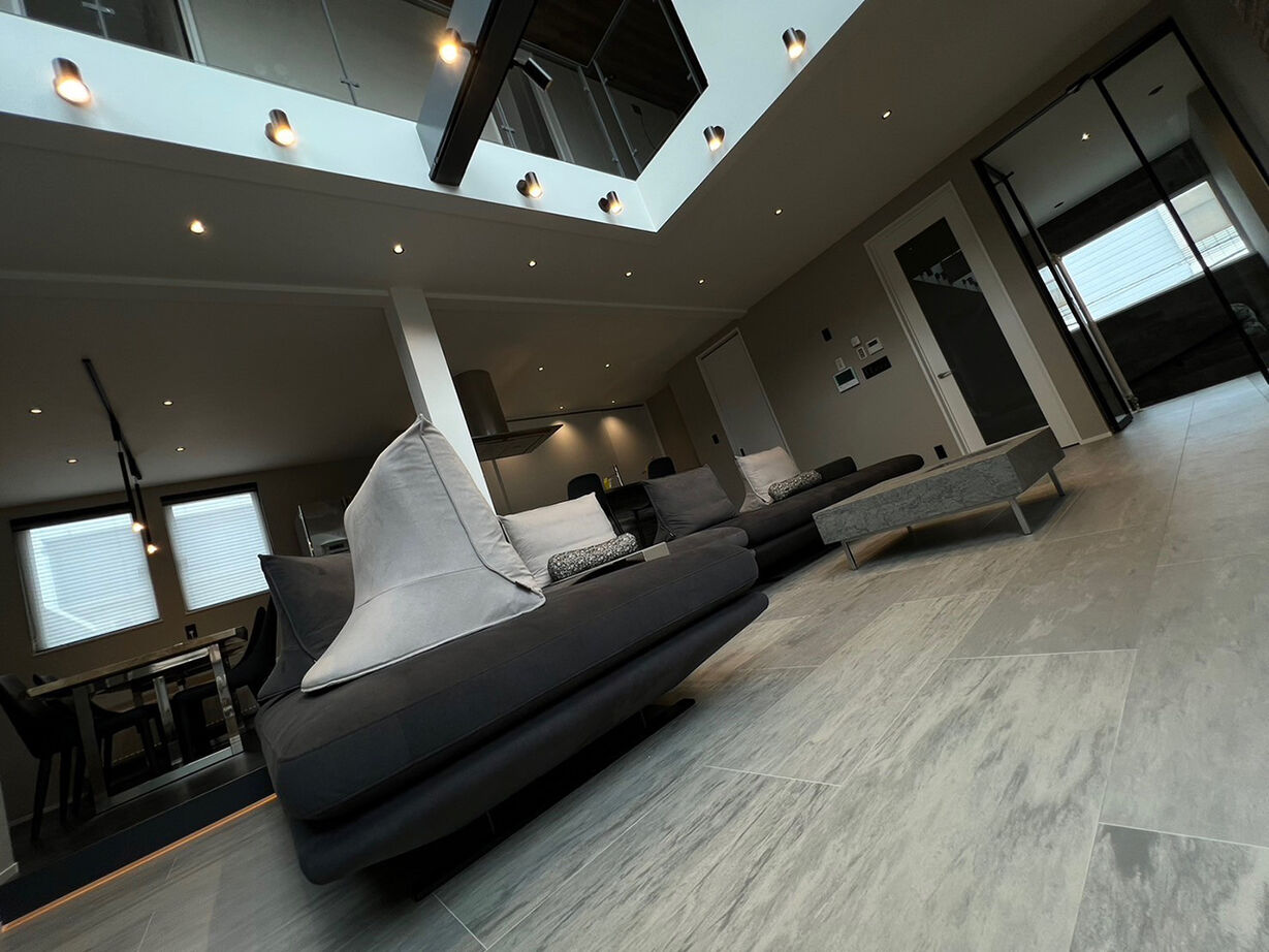 小林住工 【ビルトインガレージ／吹抜け／３階建て】職人技で、ホテルライクの「ライク」を超えた住まいが誕生の建築実例画像4