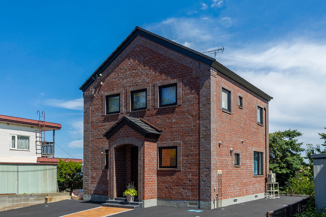 小林住工 【小樽市/2階リビング/レンガ/らせん階段】小樽の街並みや海の景色を存分に楽しめるレンガの家の建築実例画像