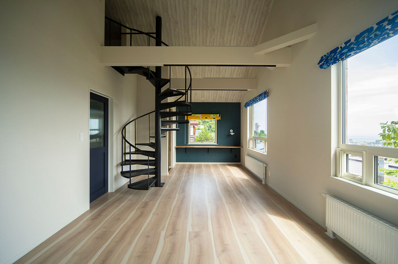 小林住工 【小樽市/2階リビング/レンガ/らせん階段】小樽の街並みや海の景色を存分に楽しめるレンガの家の建築実例画像2