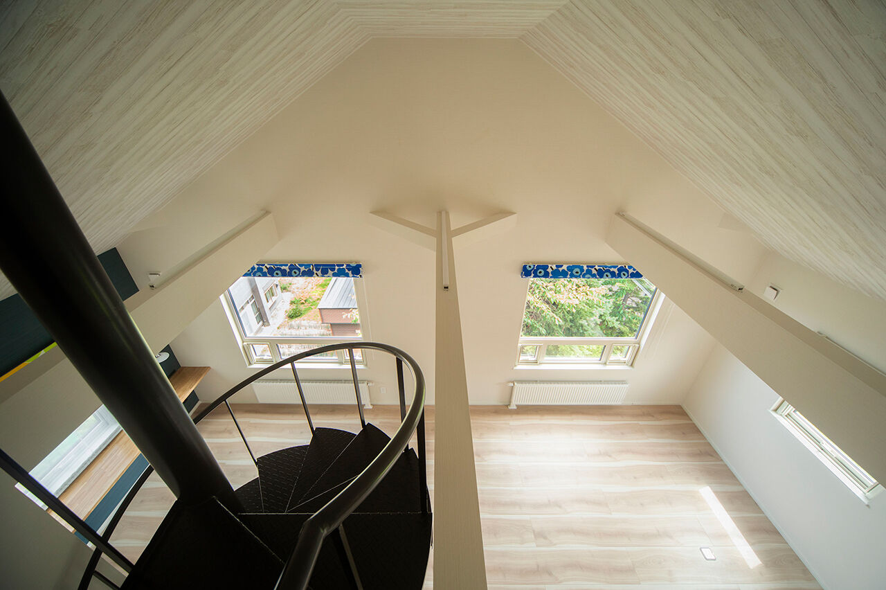 小林住工 【小樽市/2階リビング/レンガ/らせん階段】小樽の街並みや海の景色を存分に楽しめるレンガの家の建築実例画像4
