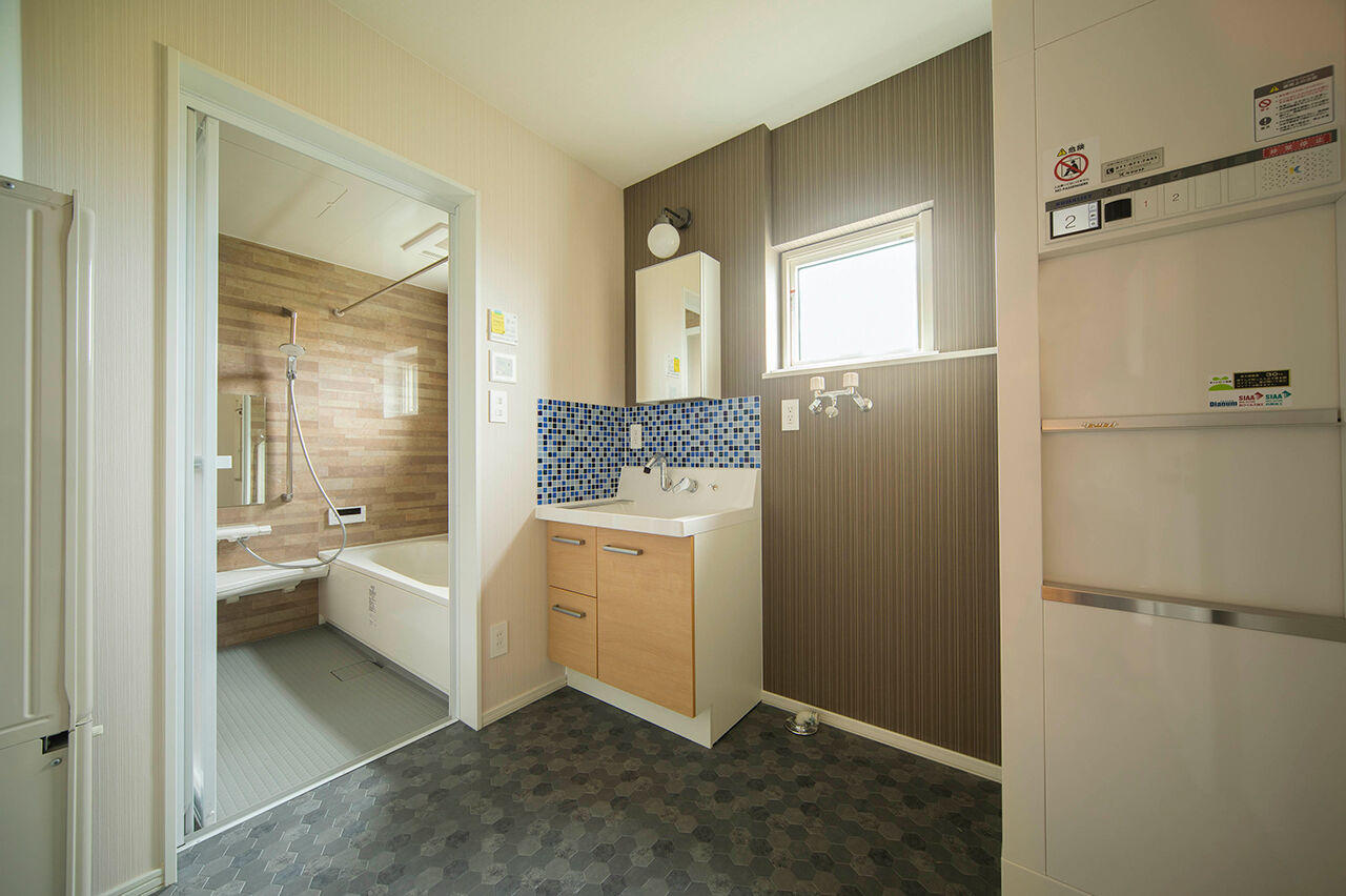 小林住工 【小樽市/2階リビング/レンガ/らせん階段】小樽の街並みや海の景色を存分に楽しめるレンガの家の建築実例画像6