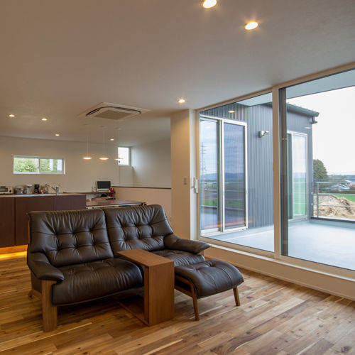 NASUホーム/那須土木 【間取り図有/52坪/2700万円】傾斜地を生かした高低差のある設計が自然豊かな景観を取り込んだ暮らしを実現の建築実例画像2