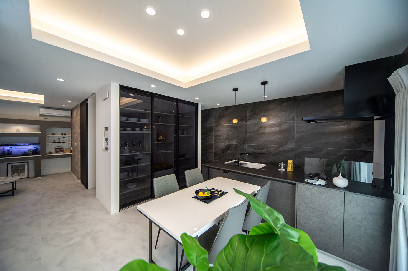 HOUSE THE GARDEN 〈ホテルライク〉大人シックなモノトーンの家の建築実例画像2