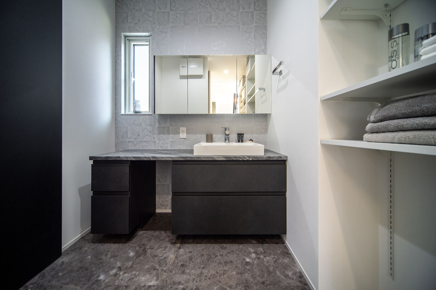 HOUSE THE GARDEN 〈ホテルライク〉大人シックなモノトーンの家の建築実例画像4