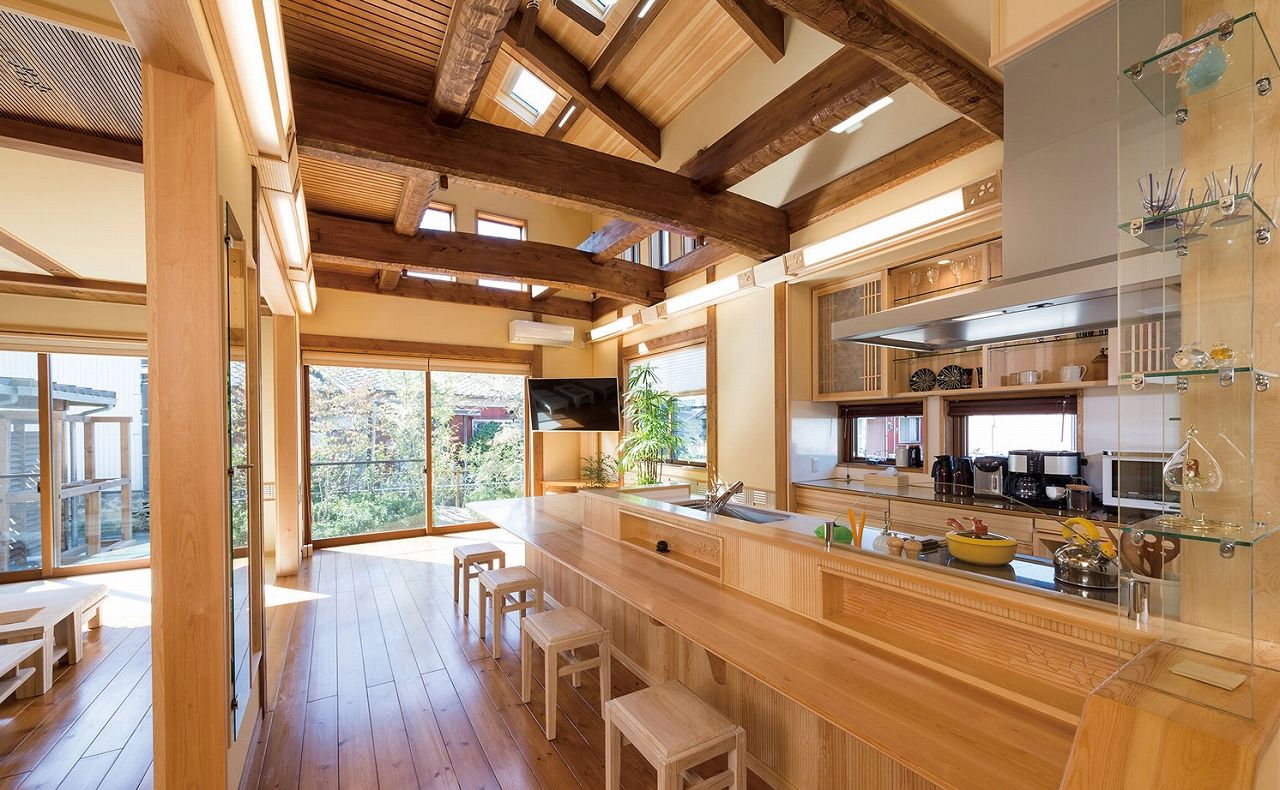 夢ハウス 吹き抜けの梁は「手斧(ちょうな)仕上げ」。昔ながらの古民家のような迫力が自慢の家の建築実例画像2