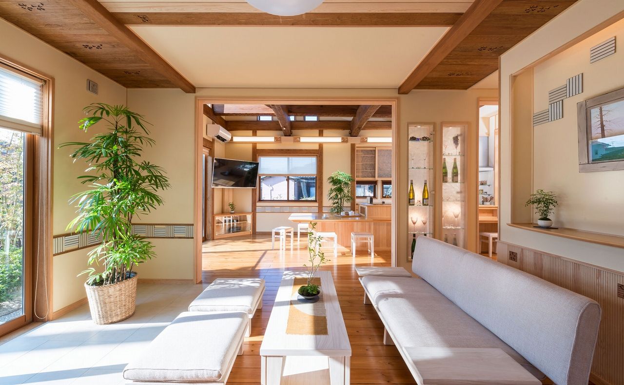 夢ハウス 吹き抜けの梁は「手斧(ちょうな)仕上げ」。昔ながらの古民家のような迫力が自慢の家の建築実例画像3