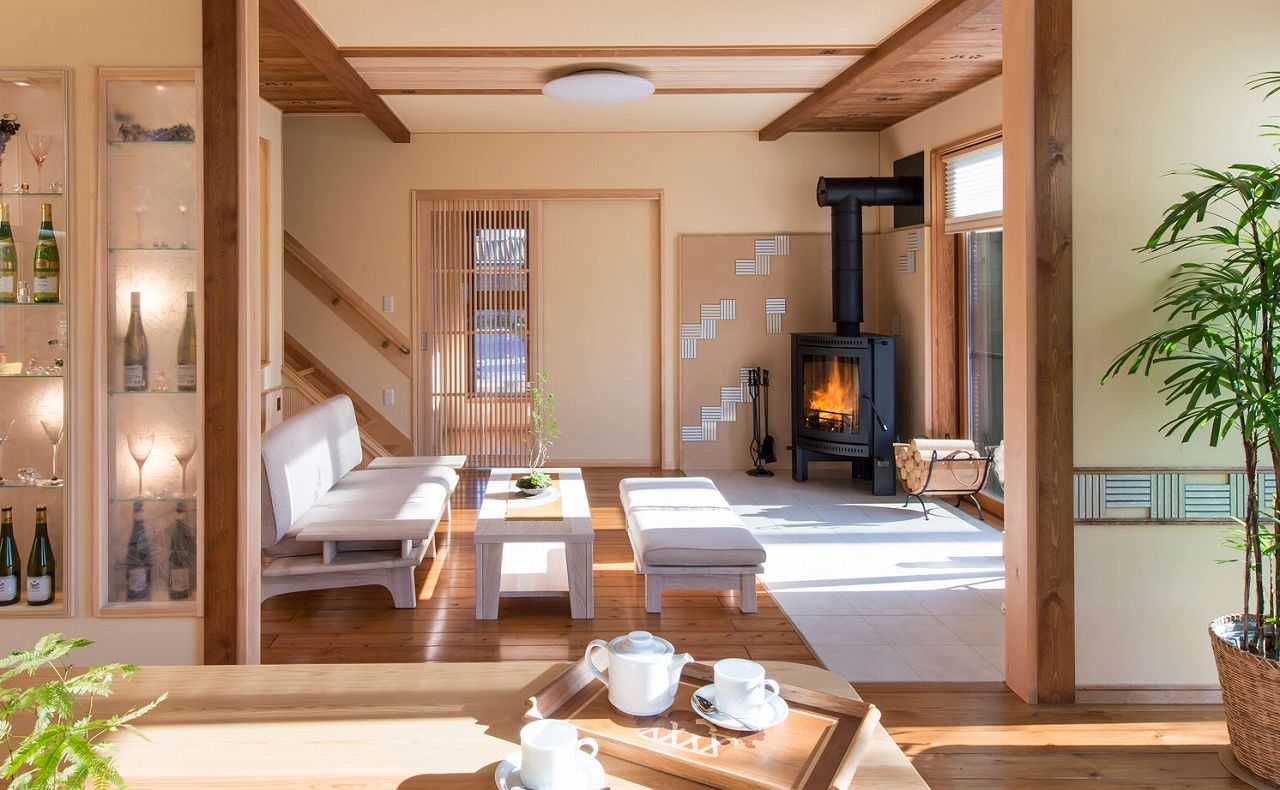 夢ハウス 吹き抜けの梁は「手斧(ちょうな)仕上げ」。昔ながらの古民家のような迫力が自慢の家の建築実例画像4