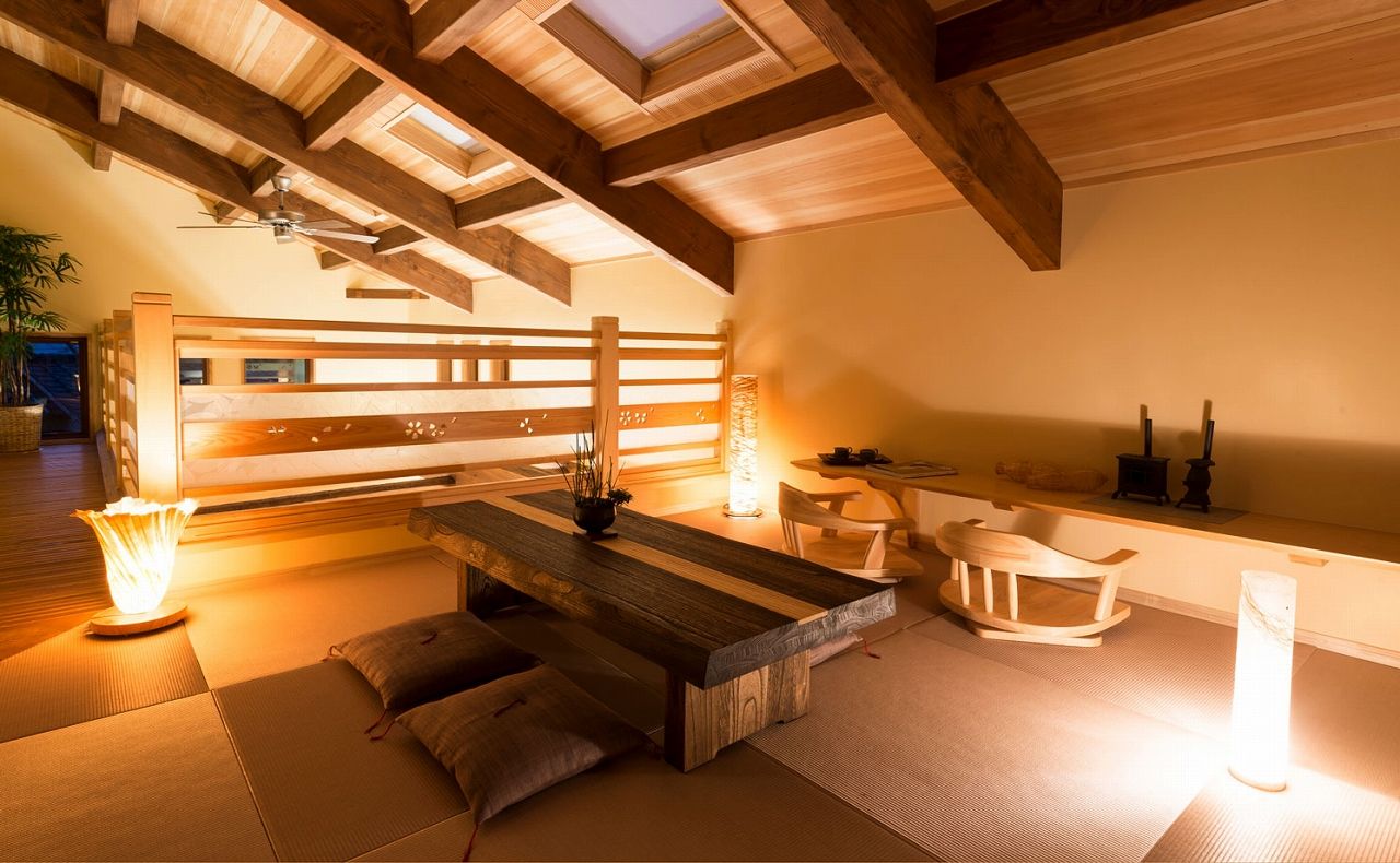 夢ハウス 吹き抜けの梁は「手斧(ちょうな)仕上げ」。昔ながらの古民家のような迫力が自慢の家の建築実例画像5