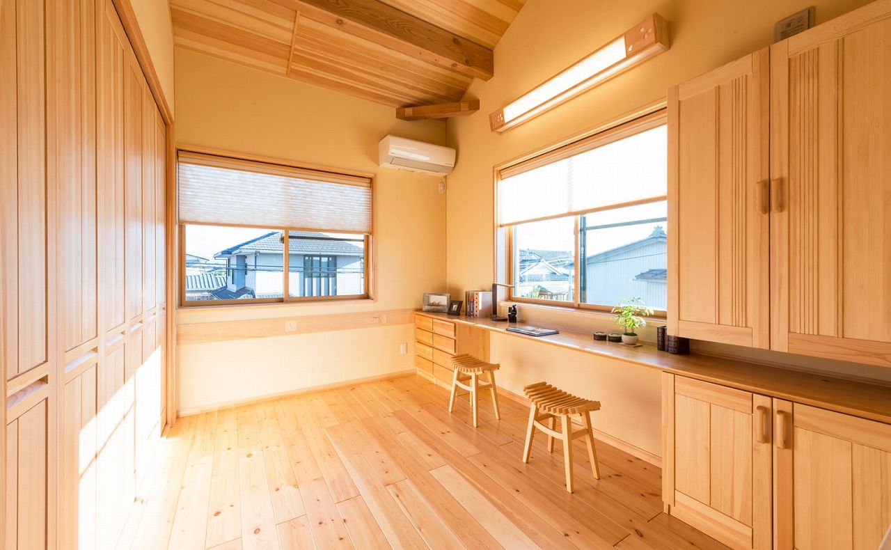 夢ハウス 吹き抜けの梁は「手斧(ちょうな)仕上げ」。昔ながらの古民家のような迫力が自慢の家の建築実例画像8