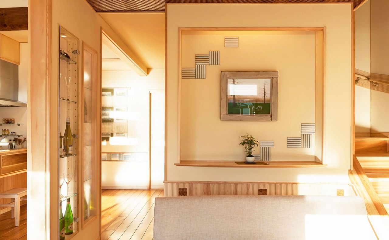 夢ハウス 吹き抜けの梁は「手斧(ちょうな)仕上げ」。昔ながらの古民家のような迫力が自慢の家の建築実例画像9