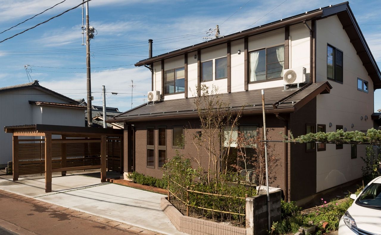 夢ハウス 吹き抜けの梁は「手斧(ちょうな)仕上げ」。昔ながらの古民家のような迫力が自慢の家の建築実例画像10