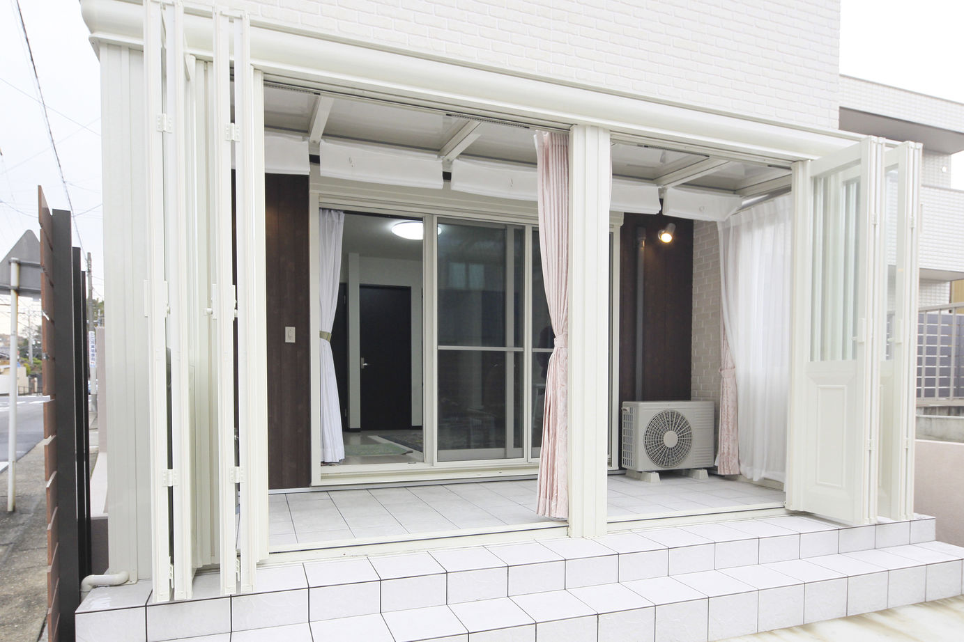 レアルハウス 【千種区|二世帯|3階建て】白壁の外観、緑の玄関扉、濃桃のキッチン　自由度100％で色を愉しむ都心の二世帯の建築実例画像2