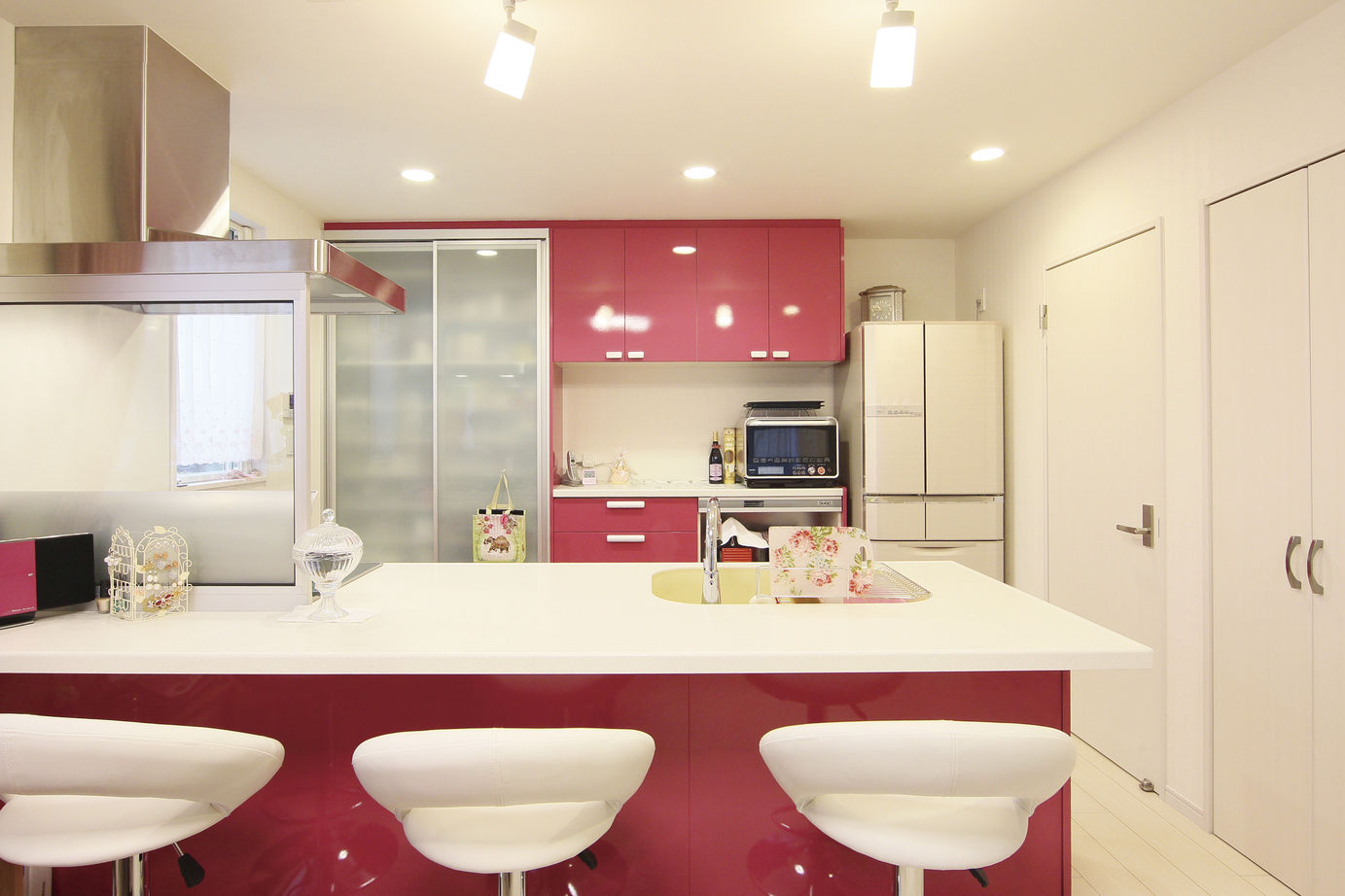 レアルハウス 【千種区|二世帯|3階建て】白壁の外観、緑の玄関扉、濃桃のキッチン　自由度100％で色を愉しむ都心の二世帯の建築実例画像3