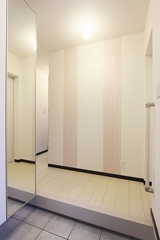 レアルハウス 【千種区|二世帯|3階建て】白壁の外観、緑の玄関扉、濃桃のキッチン　自由度100％で色を愉しむ都心の二世帯の建築実例画像4