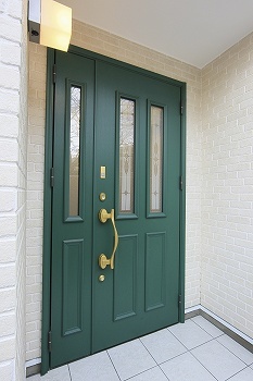 レアルハウス 【千種区|二世帯|3階建て】白壁の外観、緑の玄関扉、濃桃のキッチン　自由度100％で色を愉しむ都心の二世帯の建築実例画像5