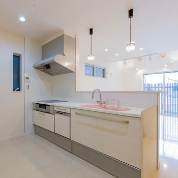 レアルハウス 【愛知|1000万円台|間口5m以下】建築士と一緒に楽しんだリビングの吹抜けから光あふれるおしゃれな家の建築実例画像4