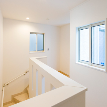 レアルハウス 【愛知|1000万円台|間口5m以下】建築士と一緒に楽しんだリビングの吹抜けから光あふれるおしゃれな家の建築実例画像9