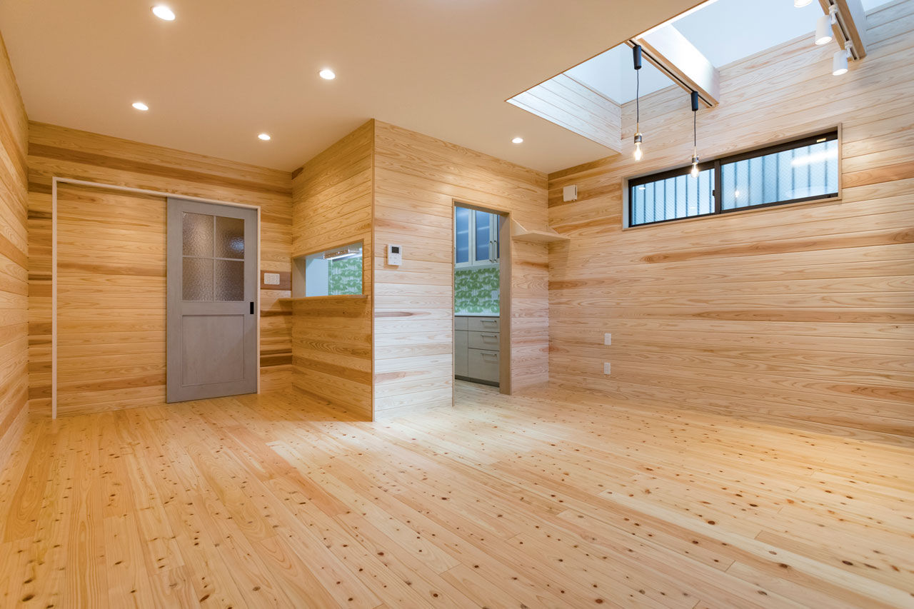 レアルハウス 【愛知|1000万円台|間口5.5ｍ以下】3方向に家が建つ街中で明るく広く。無垢に包まれた高原ロッジのような家の建築実例画像2