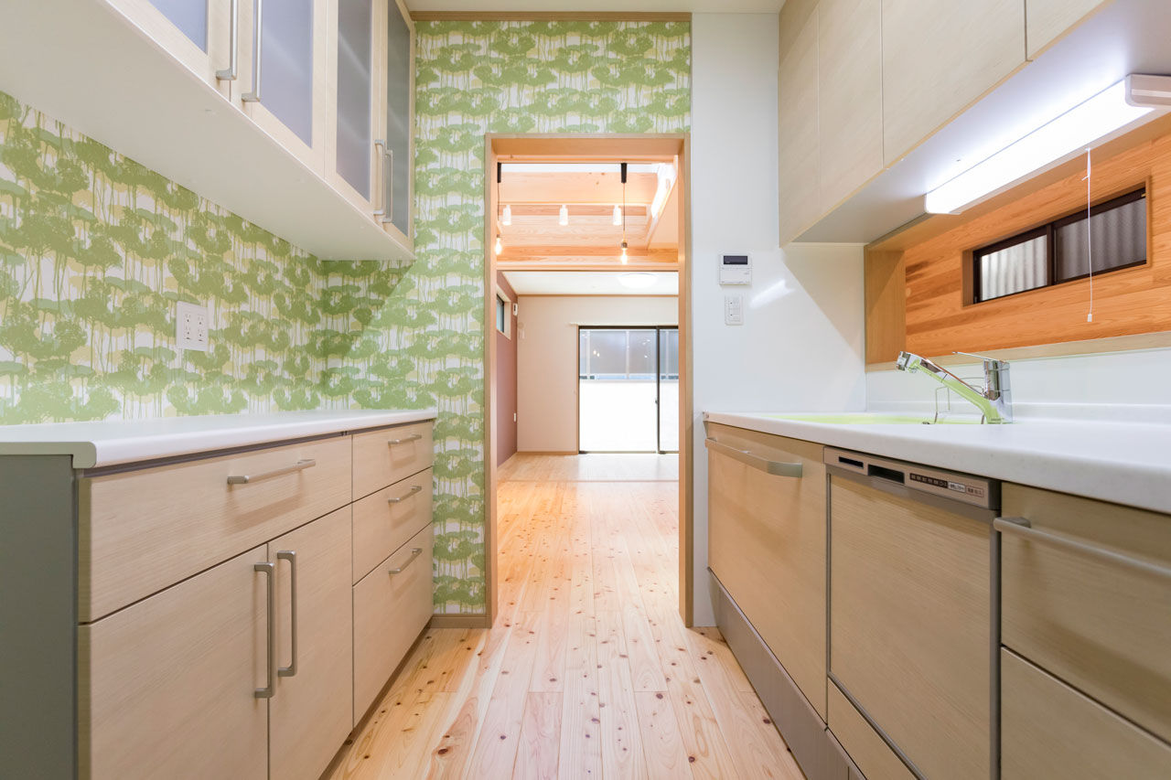 レアルハウス 【愛知|1000万円台|間口5.5ｍ以下】3方向に家が建つ街中で明るく広く。無垢に包まれた高原ロッジのような家の建築実例画像3