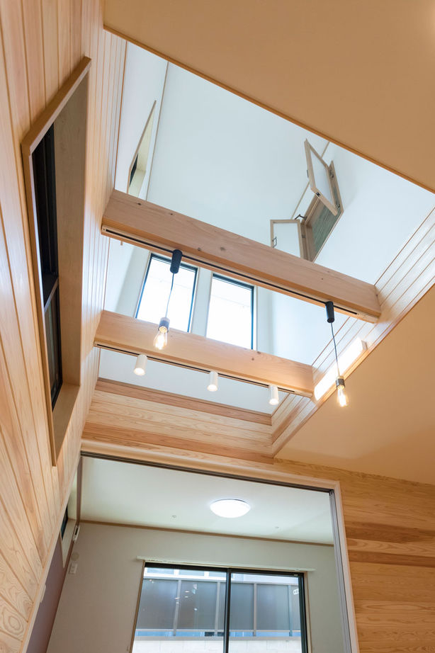 レアルハウス 【愛知|1000万円台|間口5.5ｍ以下】3方向に家が建つ街中で明るく広く。無垢に包まれた高原ロッジのような家の建築実例画像4