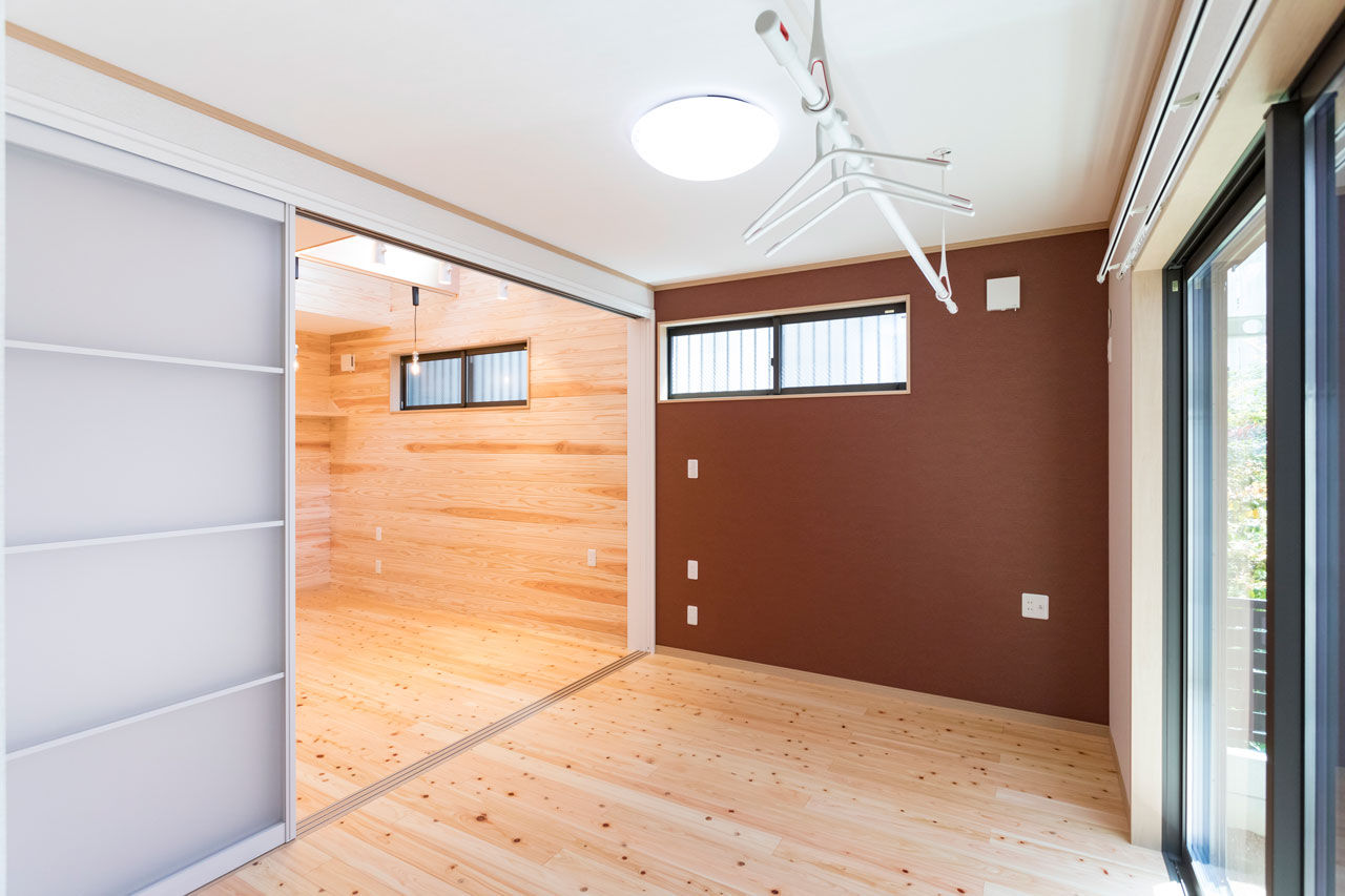 レアルハウス 【愛知|1000万円台|間口5.5ｍ以下】3方向に家が建つ街中で明るく広く。無垢に包まれた高原ロッジのような家の建築実例画像5