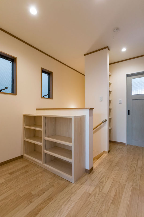 レアルハウス 【愛知|1000万円台|間口5.5ｍ以下】3方向に家が建つ街中で明るく広く。無垢に包まれた高原ロッジのような家の建築実例画像8