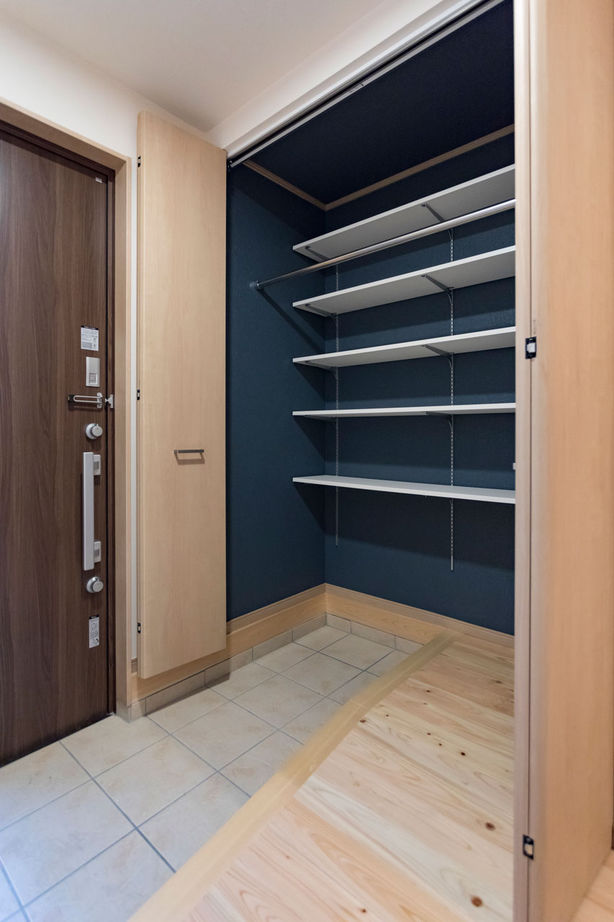 レアルハウス 【愛知|1000万円台|間口5.5ｍ以下】3方向に家が建つ街中で明るく広く。無垢に包まれた高原ロッジのような家の建築実例画像9