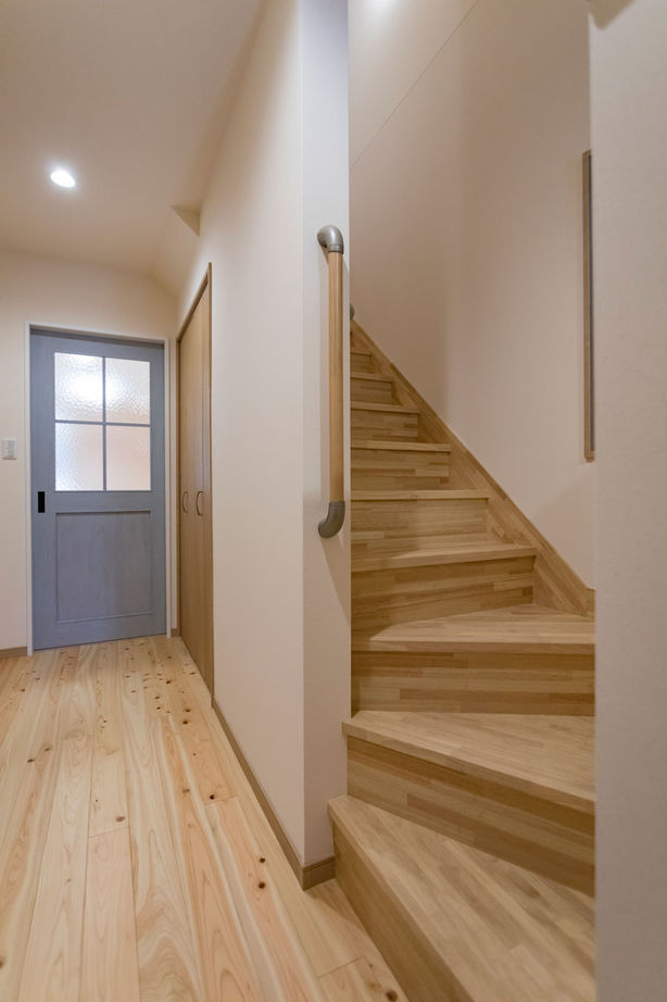 レアルハウス 【愛知|1000万円台|間口5.5ｍ以下】3方向に家が建つ街中で明るく広く。無垢に包まれた高原ロッジのような家の建築実例画像10