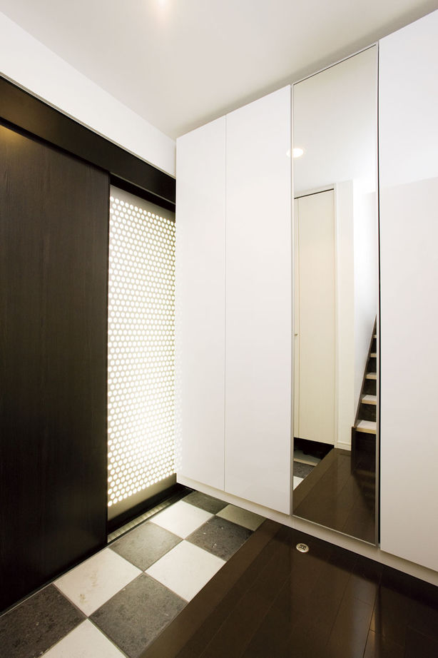 レアルハウス 【愛知|1000万円台|インナーガレージ】特殊な木造で大開口ガレージ実現。モダンな2階リビングの家の建築実例画像3