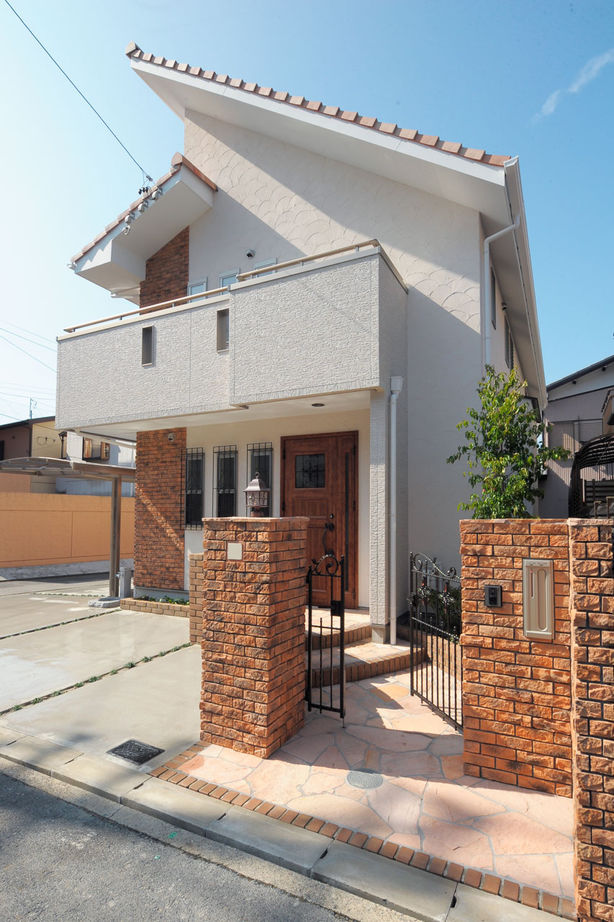 レアルハウス 【愛知|1000万円台|30坪台|自然素材|制震】塗り壁とレンガが彩る南欧風な家に強い構造をしっかり内蔵の建築実例画像2