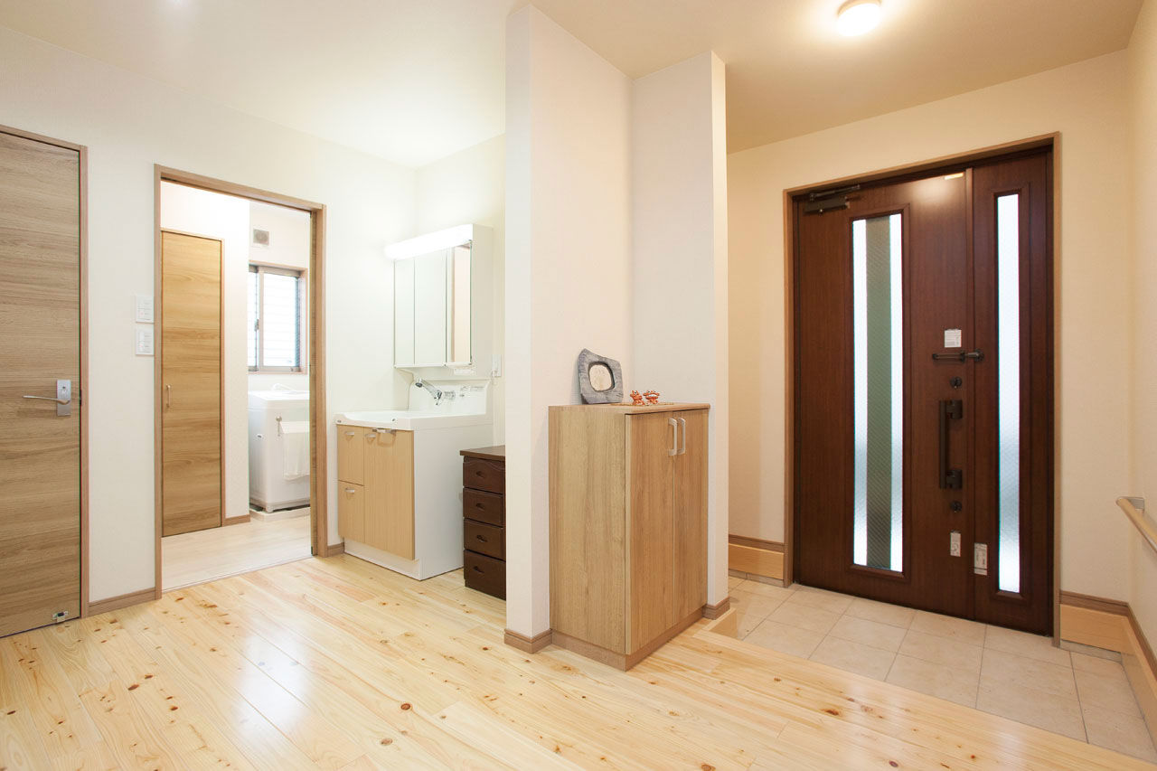 レアルハウス 【愛知|1000万円台|30坪台|二世帯】玄関ホールを広く、ランドリーは２つ。動線の工夫で寛ぎの二世帯にの建築実例画像2