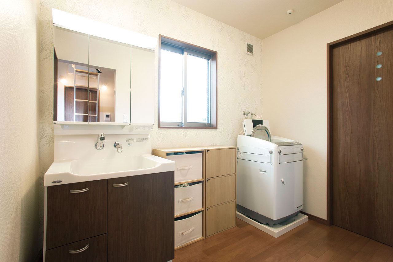 レアルハウス 【愛知|1000万円台|30坪台|二世帯】玄関ホールを広く、ランドリーは２つ。動線の工夫で寛ぎの二世帯にの建築実例画像5