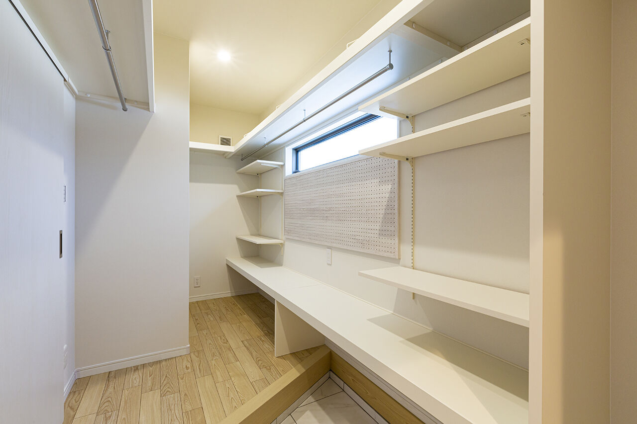 レアルハウス 【愛知県|廊下とつながる土間収納|趣味を楽しむ】収納力と利便性にもこだわった、お洒落に見せる住まいの建築実例画像2