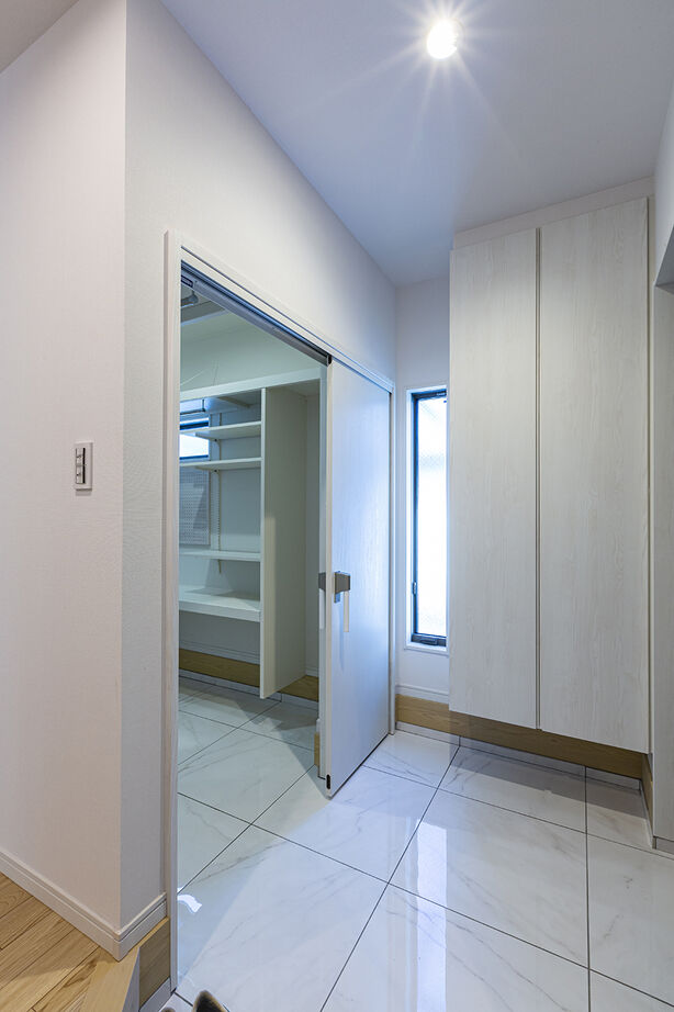 レアルハウス 【愛知県|廊下とつながる土間収納|趣味を楽しむ】収納力と利便性にもこだわった、お洒落に見せる住まいの建築実例画像3