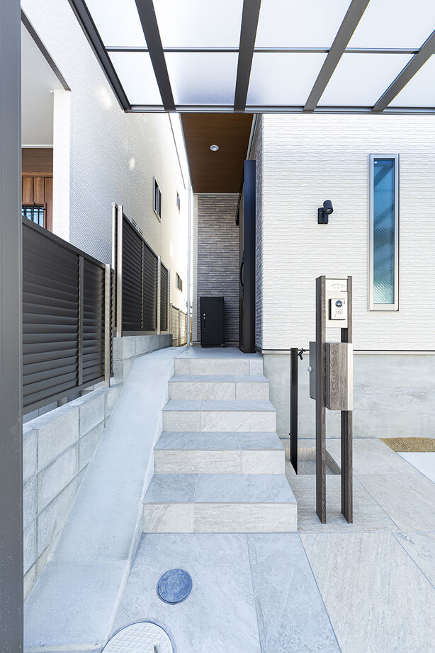 レアルハウス 【愛知県|廊下とつながる土間収納|趣味を楽しむ】収納力と利便性にもこだわった、お洒落に見せる住まいの建築実例画像4