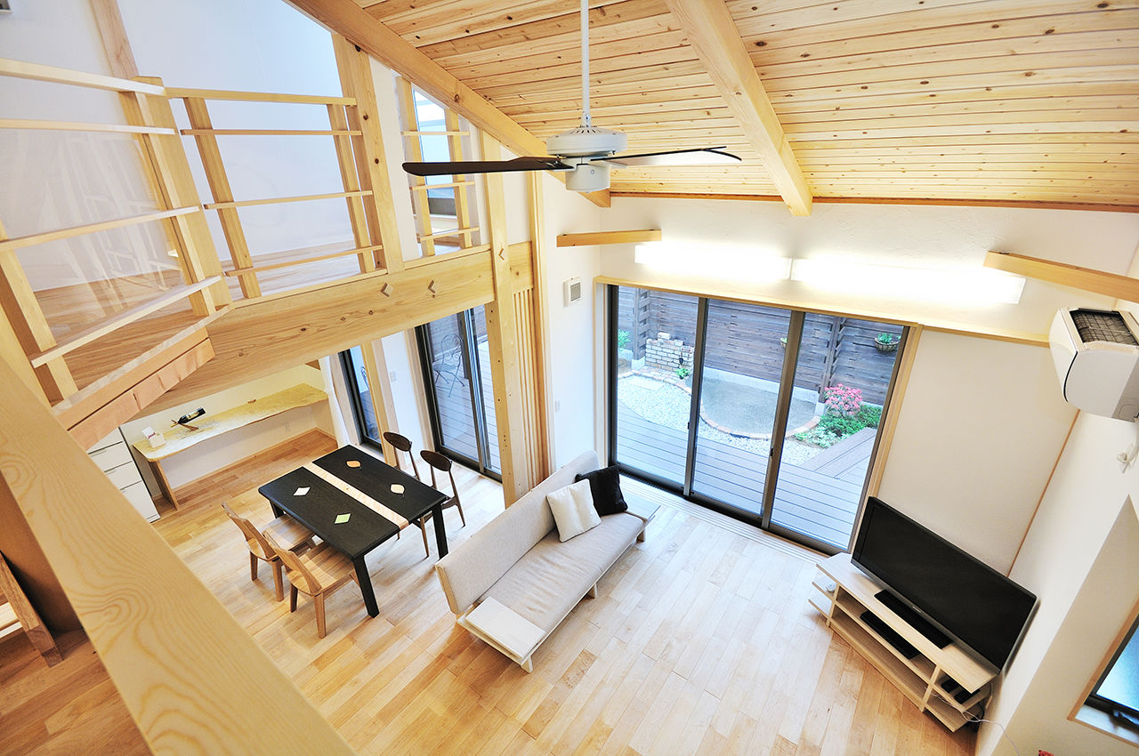 ハウジングサービス 【４LDK+中2階+ロフト】スキップフロアでつながる空間と家族。ママ目線で考え抜かれた自然素材の家の建築実例画像3