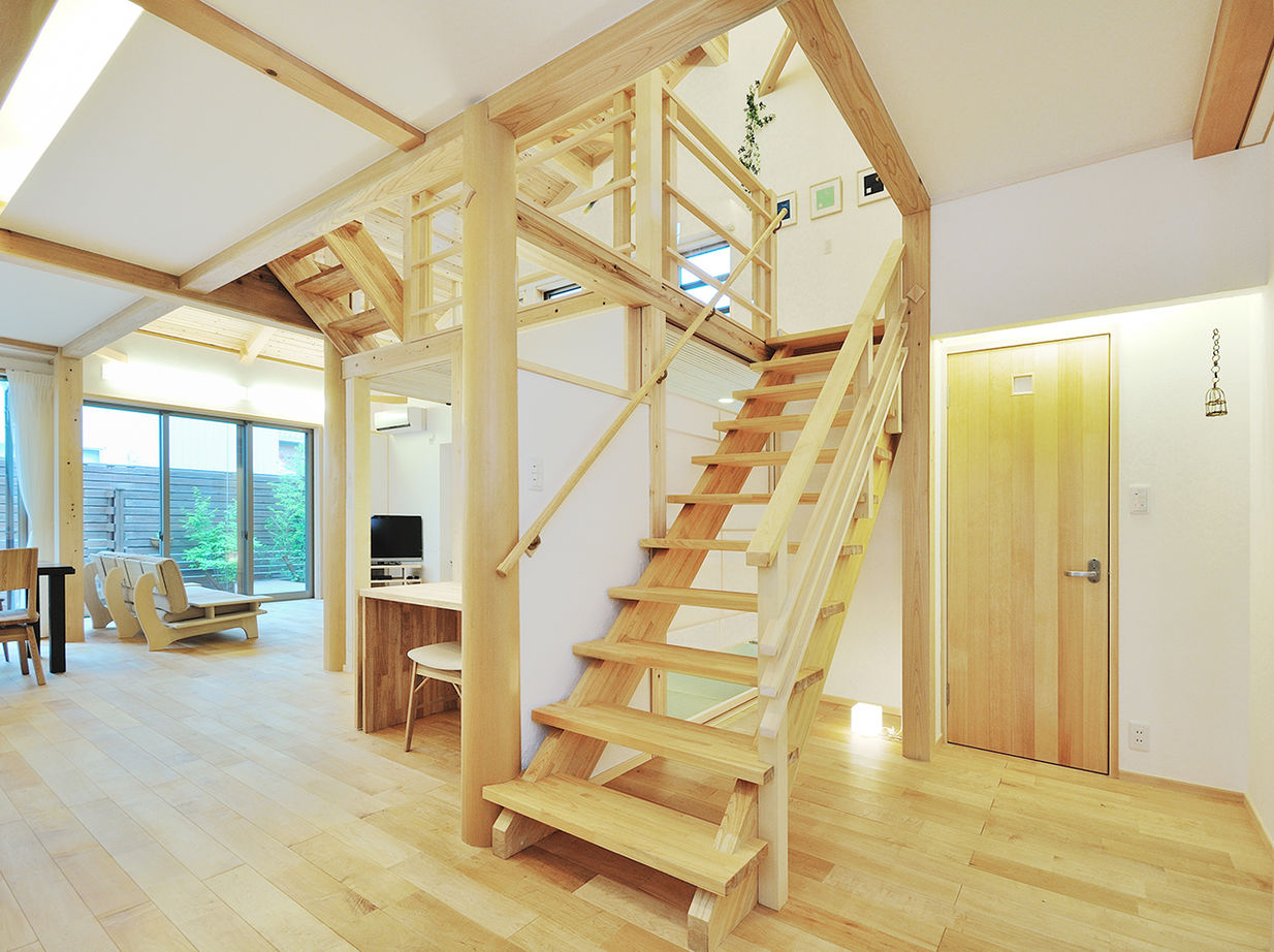 ハウジングサービス 【４LDK+中2階+ロフト】スキップフロアでつながる空間と家族。ママ目線で考え抜かれた自然素材の家の建築実例画像5