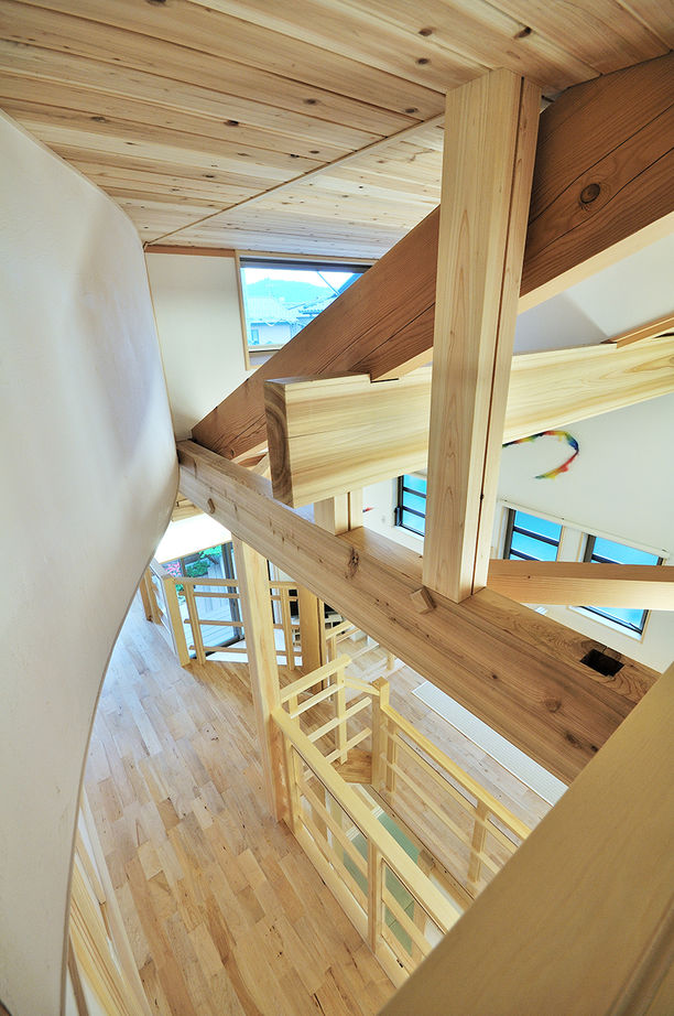 ハウジングサービス 【４LDK+中2階+ロフト】スキップフロアでつながる空間と家族。ママ目線で考え抜かれた自然素材の家の建築実例画像10