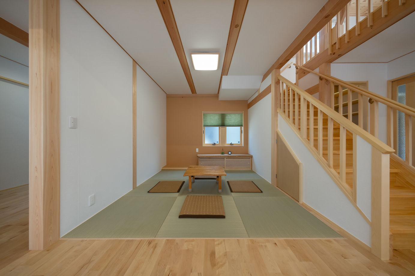 ハウジングサービス 【二人で暮らす平屋風の家/39.65坪】木に包まれた心地よさと安心感が魅力の住まいの建築実例画像2