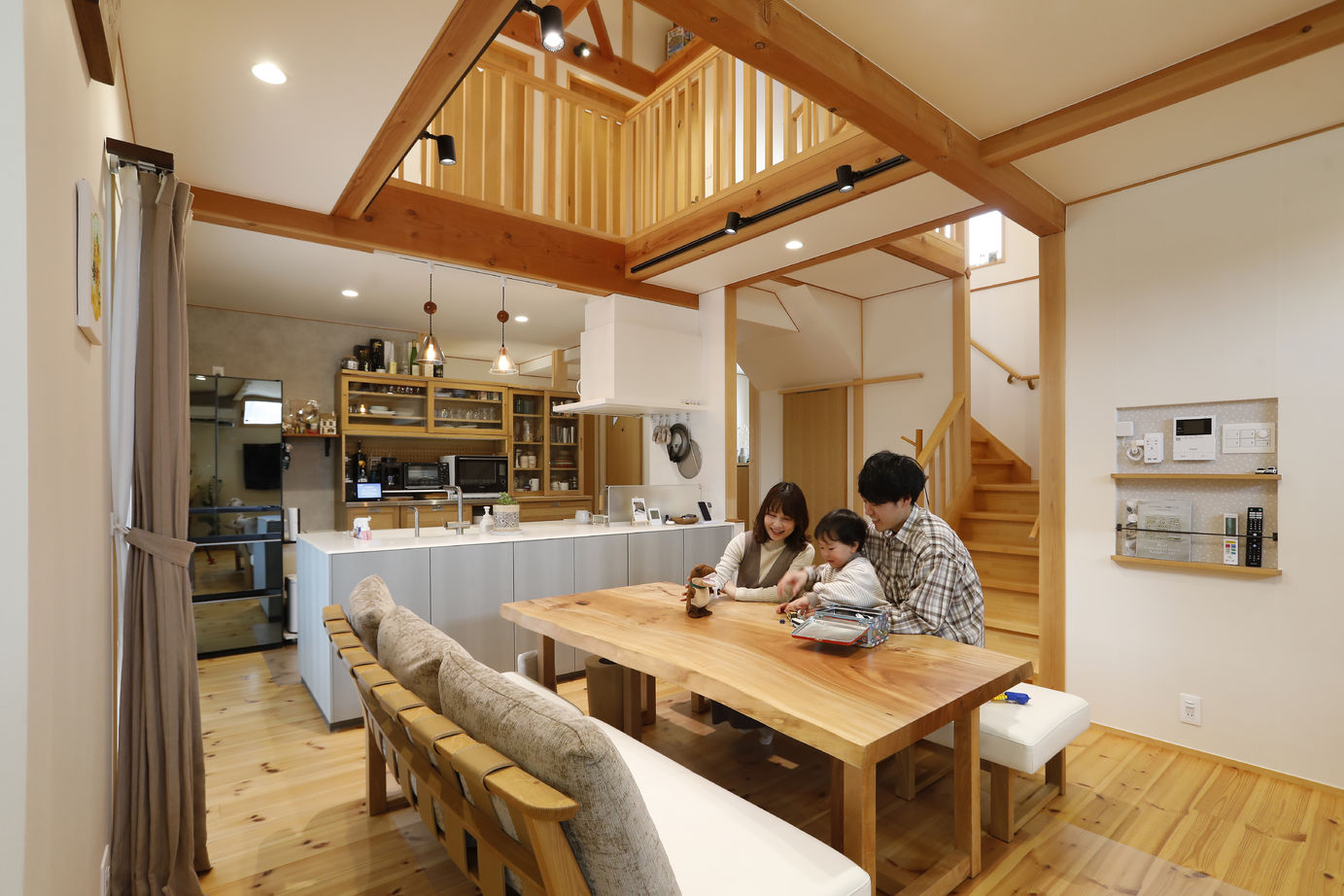 ハウジングサービス 【延床38坪/小屋裏】マストアイテムはアイランドキッチン。居心地のいい「間取り」と「木のぬくもり」。の建築実例画像2