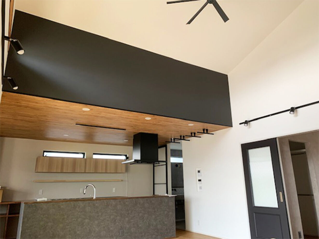 山田工務店 勾配天井で広々リビングがある平屋の住まいの建築実例画像3