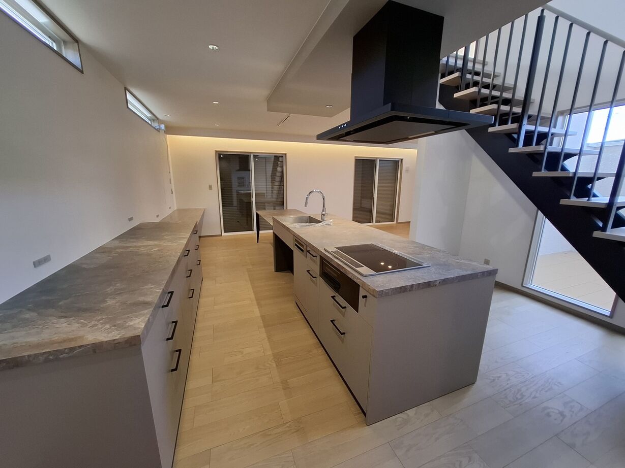 山田工務店 美しいグラフテクトキッチンが空間をスタイリッシュに飾る住まいの建築実例画像2