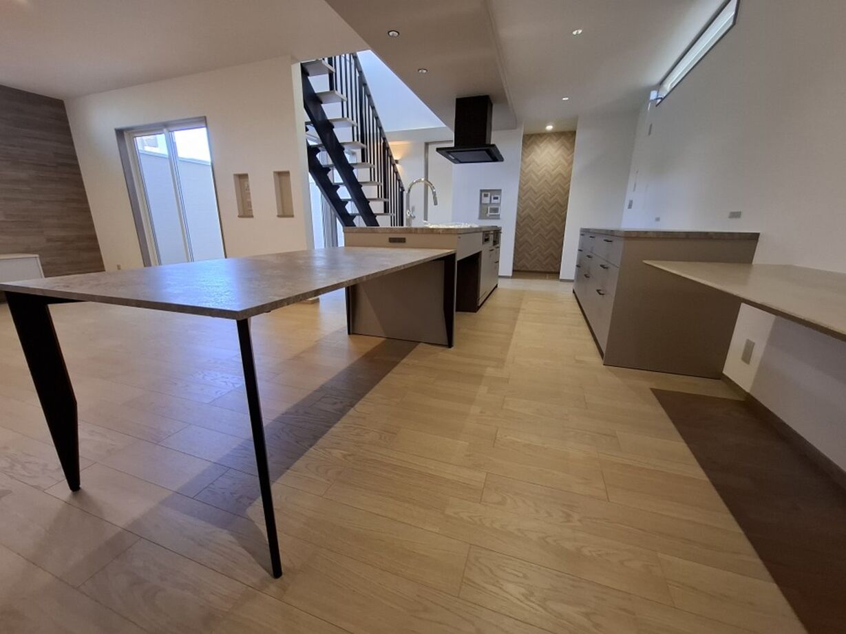 山田工務店 美しいグラフテクトキッチンが空間をスタイリッシュに飾る住まいの建築実例画像3