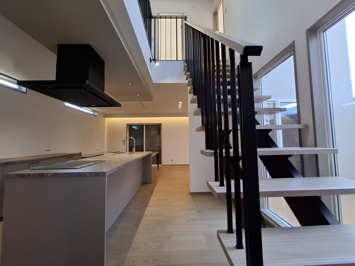 山田工務店 美しいグラフテクトキッチンが空間をスタイリッシュに飾る住まいの建築実例画像4