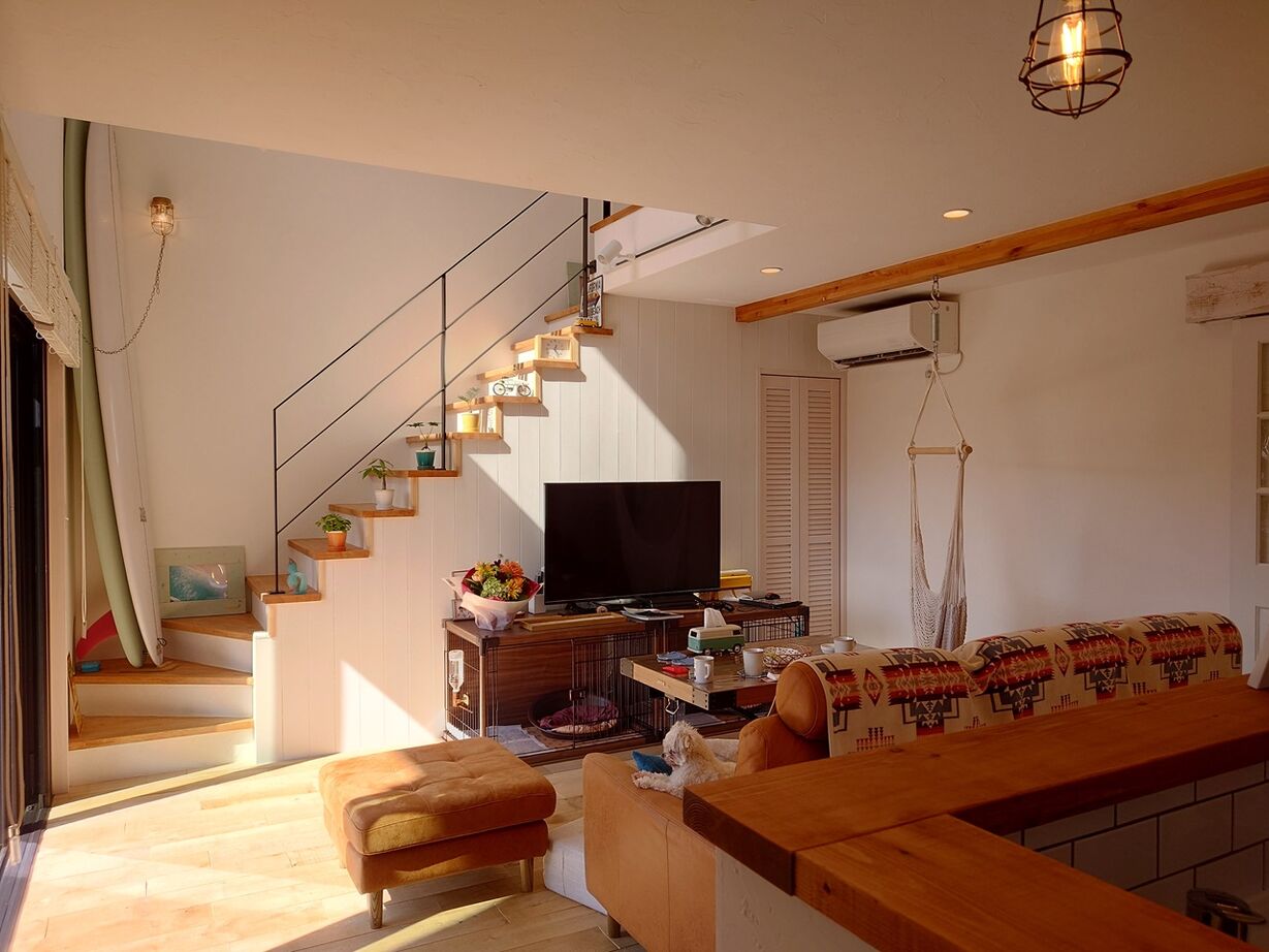 Oceansforest HOMES（豊木材株式会社） 【2000万円台/30坪/吹抜け/バルコニー】外とのつながりを楽しむ、ちょっと大人なサーファーズハウスの建築実例画像2