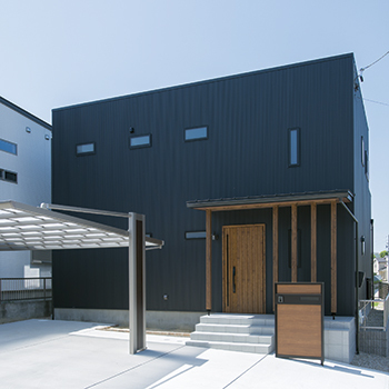 Suumo 2500 3000万 念願のガルバリウム 無垢床 愛犬と子どもがのびのび過ごせる家が実現 アイムの家 未来創建 の建築実例詳細 注文住宅